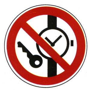 Verbotsschild - Mitführen von Metallteilen und Uhren verboten